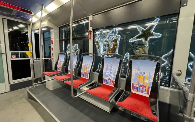 Speciálně vyzdobená plzeňská vánoční tramvaj už vyjela na svoji premiérovou jízdu