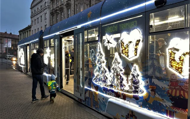 Speciálně vyzdobená plzeňská vánoční tramvaj už vyjela na svoji premiérovou jízdu