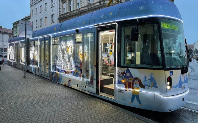Speciálně vyzdobená plzeňská vánoční tramvaj už vyjela na svoji premiérovou jízdu