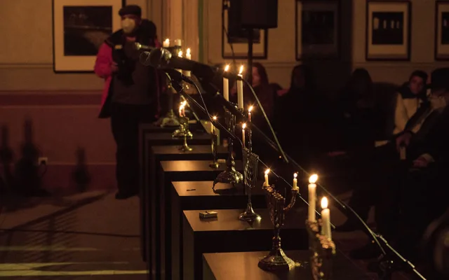 Osm světel rozzářilo Starou synagogu, unikátní světelná instalace oslavuje židovský svátek Chanuku