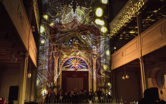 Osm světel rozzářilo Starou synagogu, unikátní světelná instalace oslavuje židovský svátek Chanuku