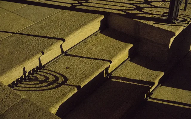 Osm světel rozzářilo Starou synagogu, unikátní světelná instalace oslavuje židovský svátek Chanuku