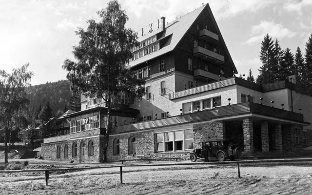 Přestavěný Hotel RIXI kolem roku 1937, luxus první republiky pro bohaté návštěvníky hlavně německé národnosti. Foto: Archiv Zdeňka Roučky.