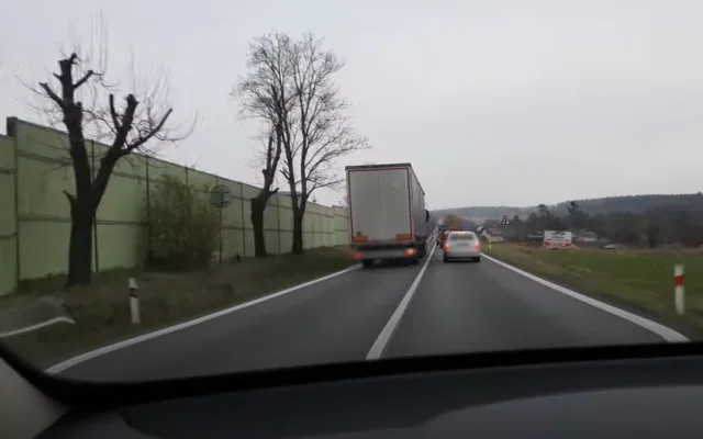 Palubní kamera zachytila děsivé předjíždění řidiče kamionu přes plnou čáru, policisté si na něj počkali