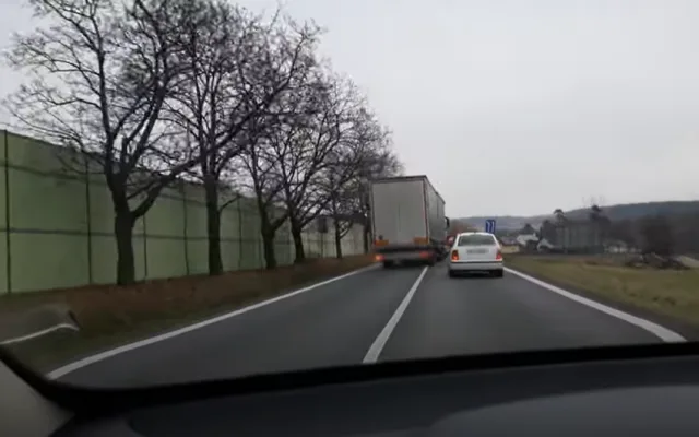 Palubní kamera zachytila děsivé předjíždění řidiče kamionu přes plnou čáru, policisté si na něj počkali