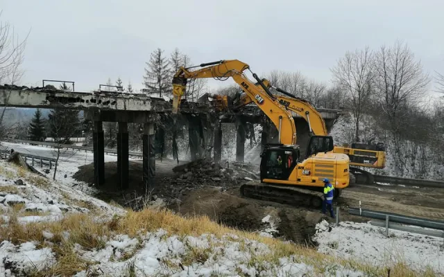 Těžká technika začala s demolicí nebezpečného mostu nad silnicí z Plzně do Karlových Varů
