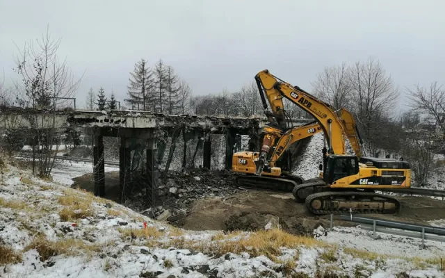 Těžká technika začala s demolicí nebezpečného mostu nad silnicí z Plzně do Karlových Varů