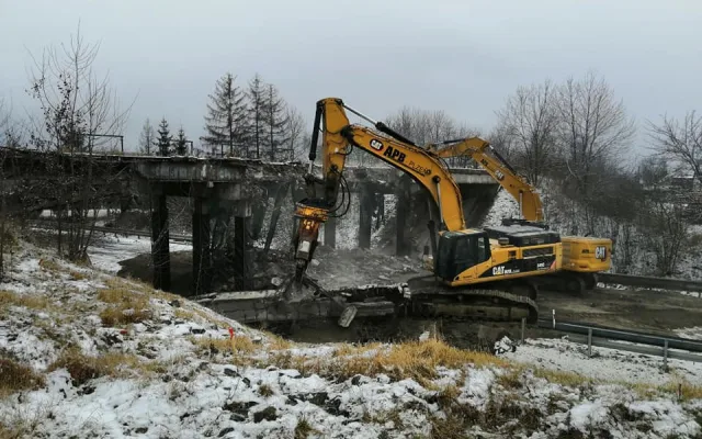 Těžká technika začala s demolicí nebezpečného mostu nad silnicí z Plzně do Karlových Varů