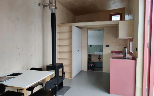 Malé domky na kolech jsou stále oblíbenější, pár metrů vystačí i pro čtyřčlennou rodinu