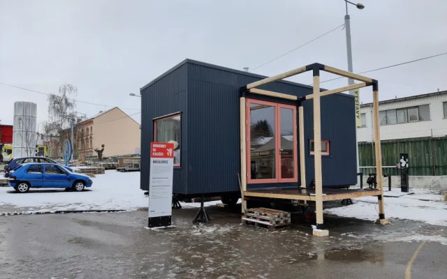 Malé domky na kolech jsou stále oblíbenější, pár metrů vystačí i pro čtyřčlennou rodinu