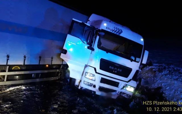 Kamion havaroval na kluzké vozovce a skončil v příkopu. Z proražené nádrže vytékala nafta