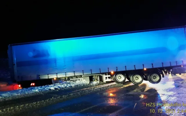Kamion havaroval na kluzké vozovce a skončil v příkopu. Z proražené nádrže vytékala nafta