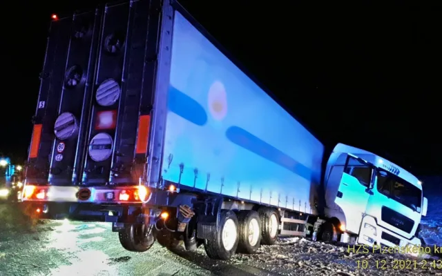 Kamion havaroval na kluzké vozovce a skončil v příkopu. Z proražené nádrže vytékala nafta