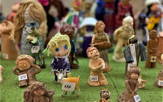 Unikátní Velký plzeňský betlém se rok od roku rozrůstá o další figurky reálných postav, už jich je přes 800