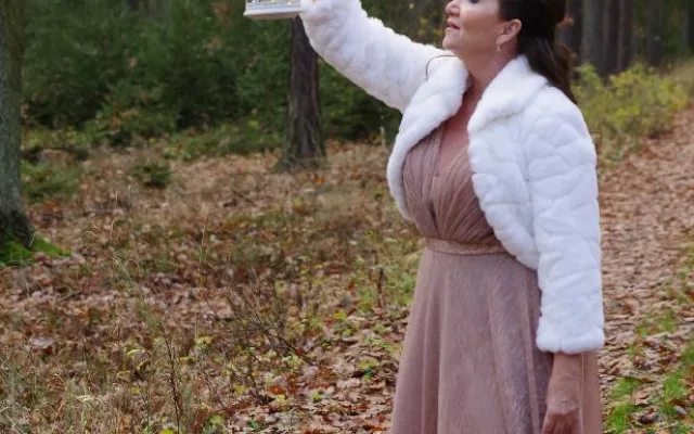 Videklip k nové vánoční písni natáčela Bára Basiková v barokním skvostu na severním Plzeňsku společně s Andílky