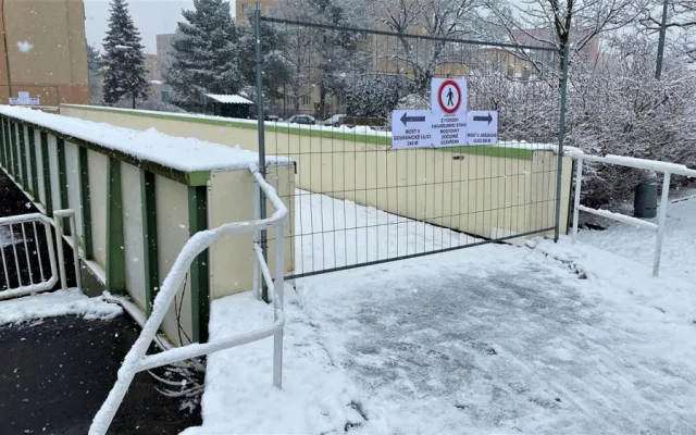 Mostovka je v havarijním stavu, přes frekventovanou lávku v Rokycanech už lidé nepřejdou