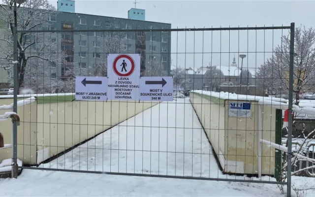 Mostovka je v havarijním stavu, přes frekventovanou lávku v Rokycanech už lidé nepřejdou