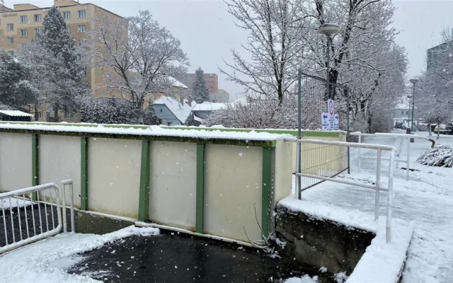Mostovka je v havarijním stavu, přes frekventovanou lávku v Rokycanech už lidé nepřejdou