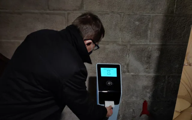 V interiéru gotického chrámu přibyl hi-tech terminál, plní funkci kasičky
