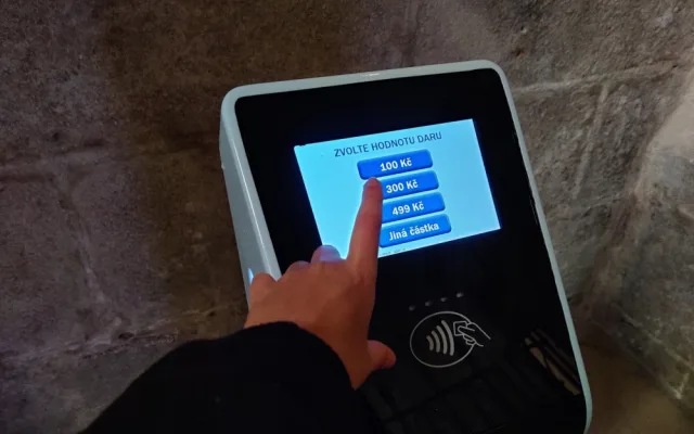 V interiéru gotického chrámu přibyl hi-tech terminál, plní funkci kasičky