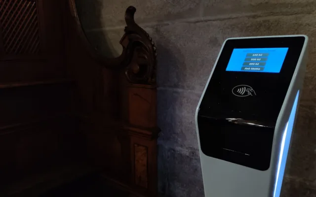 V interiéru gotického chrámu přibyl hi-tech terminál, plní funkci kasičky