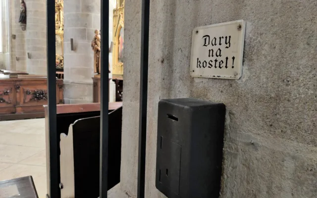 Kasičky v katedrále stále najdete