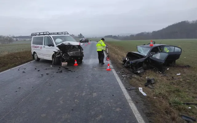 Při ranní nehodě čtyř automobilů se zranilo sedm osob, některé museli hasiči z vozidel vyprošťovat