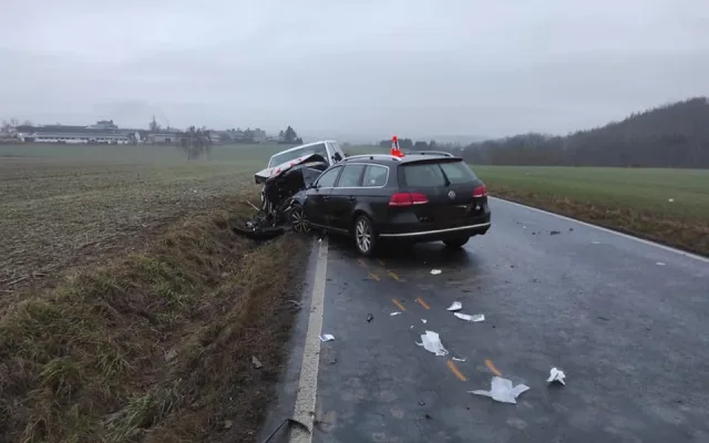 Při ranní nehodě čtyř automobilů se zranilo sedm osob, některé museli hasiči z vozidel vyprošťovat