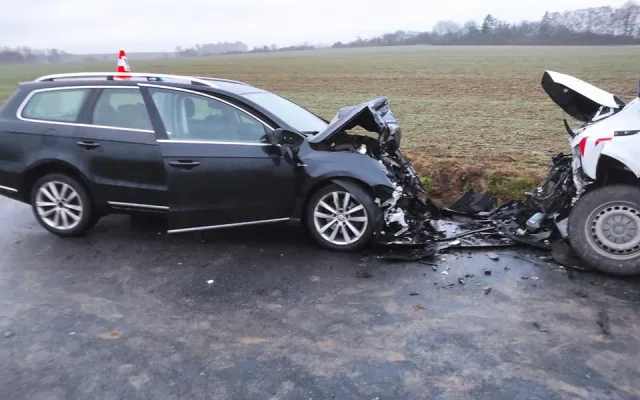 Při ranní nehodě čtyř automobilů se zranilo sedm osob, některé museli hasiči z vozidel vyprošťovat
