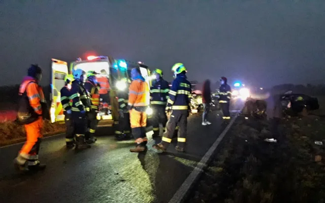 Při ranní nehodě čtyř automobilů se zranilo sedm osob, některé museli hasiči z vozidel vyprošťovat