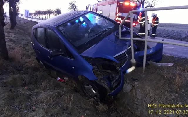 Řidička tohoto vozu narazila do mostku