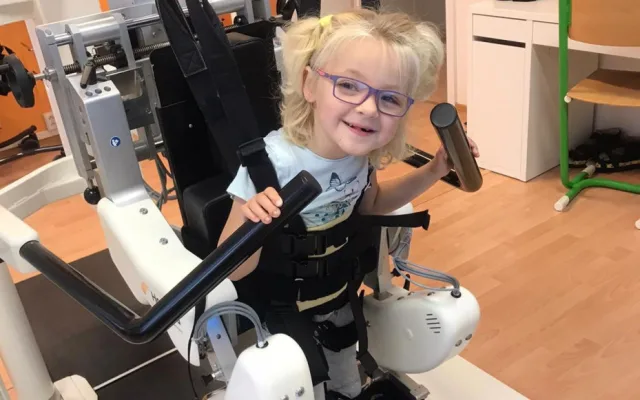 Start do života rozhodně neměla lehký pětiletá Michaelka, teď ale začíná dělat velké pokroky