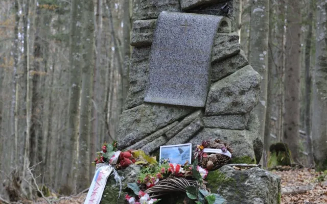 Památník připomínající tragickou štědrovečerní leteckou nehodu na Šumavě