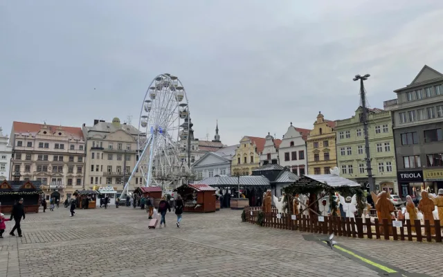 Většina stánků už zmizela z plzeňského náměstí Republiky