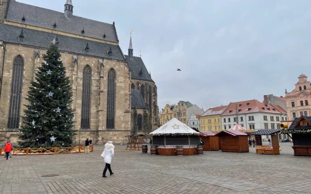Většina stánků už zmizela z plzeňského náměstí Republiky