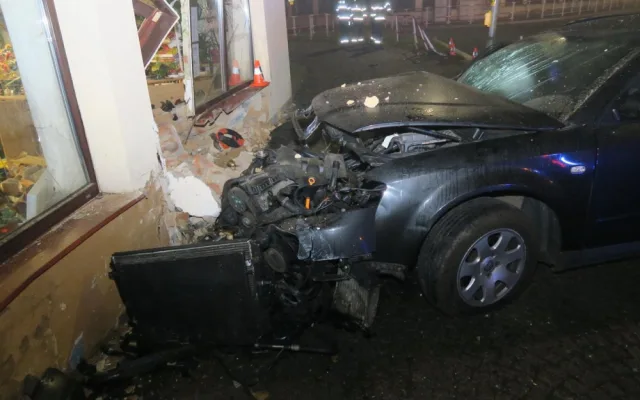 Opilý muž ujížděl policii, nakonec s Audi vletěl do květinářství a způsobil statisícové škody, hrozí mu tři roky vězení