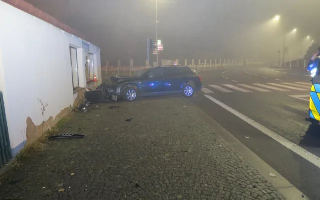 Opilý muž ujížděl policii, nakonec s Audi vletěl do květinářství a způsobil statisícové škody, hrozí mu tři roky vězení