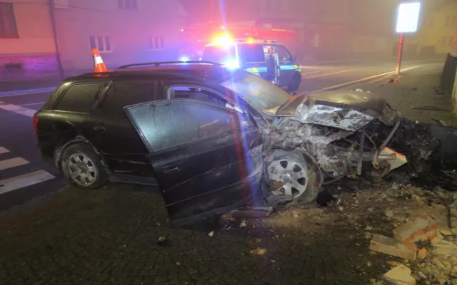 Opilý muž ujížděl policii, nakonec s Audi vletěl do květinářství a způsobil statisícové škody, hrozí mu tři roky vězení