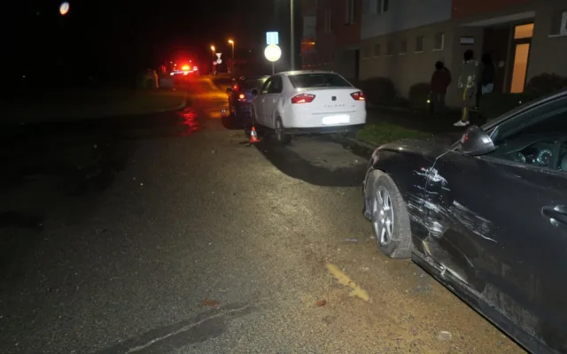 Namol opilá motoristka demolovala auta, kontejner i okap, jízdu zakončila nárazem do zdi