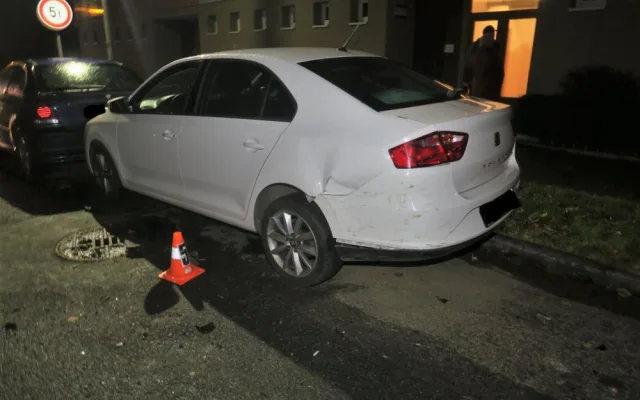 Namol opilá motoristka demolovala auta, kontejner i okap, jízdu zakončila nárazem do zdi