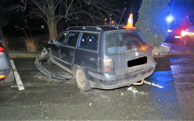 Namol opilá motoristka demolovala auta, kontejner i okap, jízdu zakončila nárazem do zdi