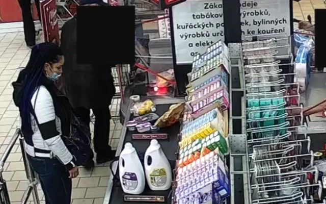 Policie pátrá po totožnosti ženy na snímku z bezpečnostní kamery v souvislosti s objasňováním trestné činnosti