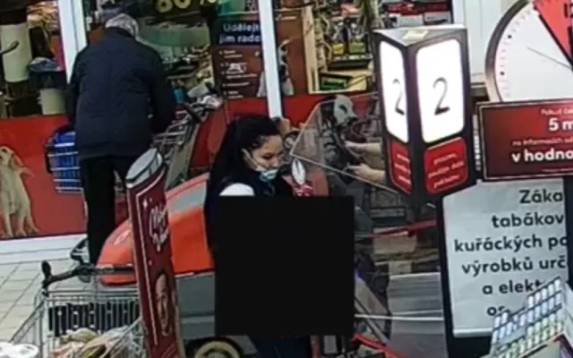 Policie pátrá po totožnosti ženy na snímku z bezpečnostní kamery v souvislosti s objasňováním trestné činnosti