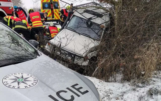 Devatenáctiletý řidič narazil s plně obsazeným autem do betonové propusti, jedna žena bojuje o život