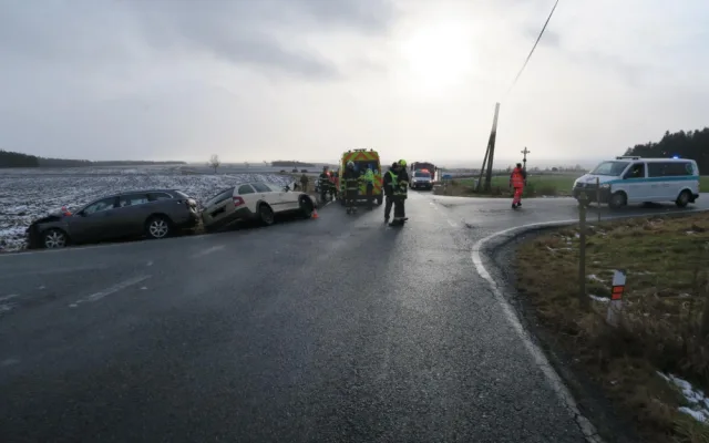Při střetu dvou osobních automobilů se zranili čtyři lidé, viník nehody nedal přednost na křižovatce