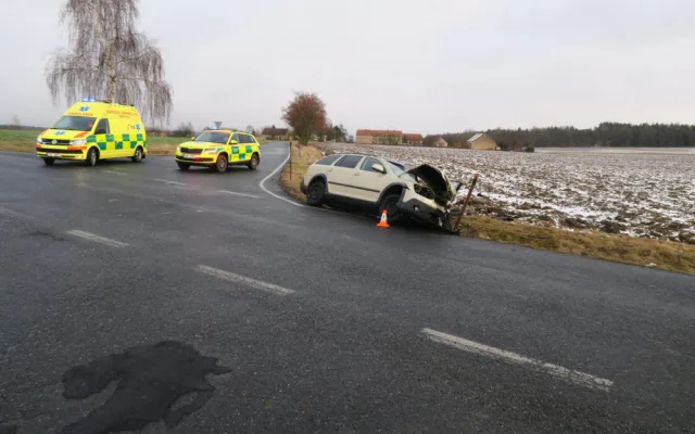 Při střetu dvou osobních automobilů se zranili čtyři lidé, viník nehody nedal přednost na křižovatce