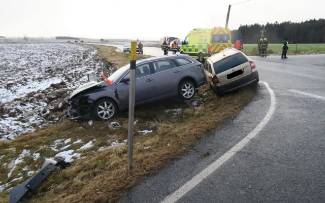 Při střetu dvou osobních automobilů se zranili čtyři lidé, viník nehody nedal přednost na křižovatce