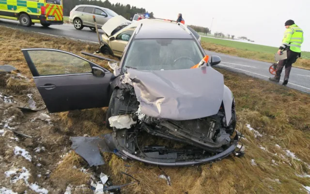 Při střetu dvou osobních automobilů se zranili čtyři lidé, viník nehody nedal přednost na křižovatce