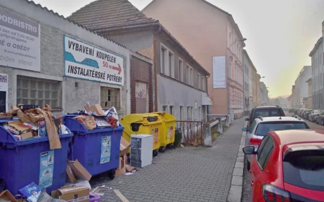 Popeláři odvezli po svátcích až dvojnásobek odpadu, veřejné skládky jsou však celoroční problém