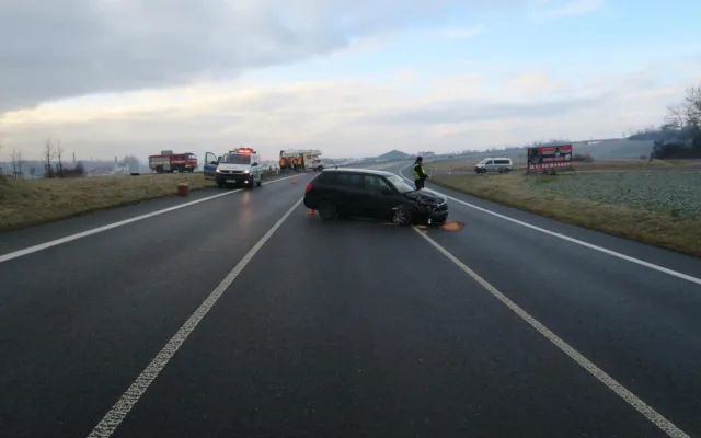 Třiaosmdesátiletý řidič karavanu nedal na křižovatce přednost při odbočování a střetl se s osobákem